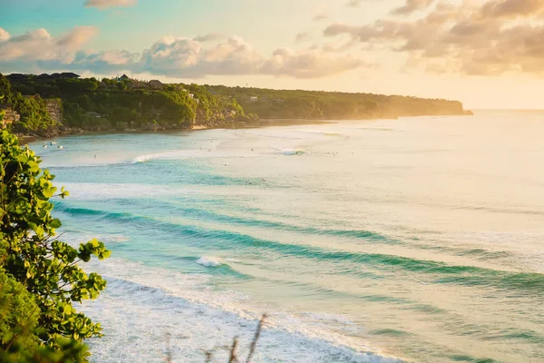 Litoral Ilha Tropical Oceano Com Ondas Grandes Céu Nublado Bali — Fotografia de Stock