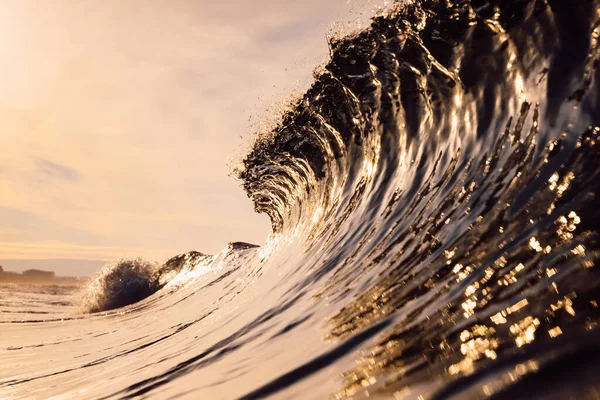 日出时的玻璃波 用温暖的颜色冲破海浪 冲浪时浪涌 — 图库照片