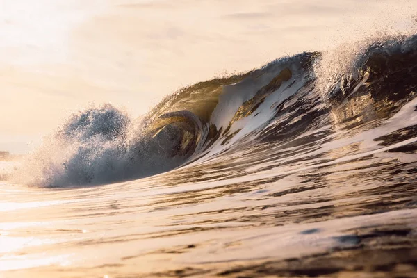 Onda Vítrea Nascer Sol Quebrando Onda Oceano Com Cores Quentes — Fotografia de Stock