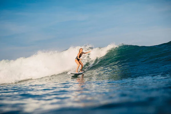 Surfer Vrouw Aan Surfplank Oceaangolf Sportieve Vrouw Zee Tijdens Het — Stockfoto