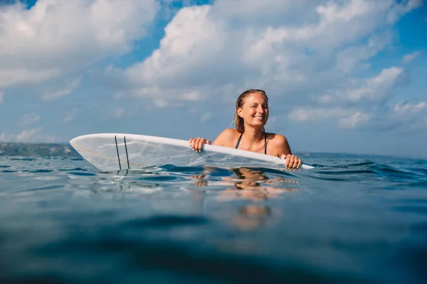 Привлекательная Серфингистка Доской Серфинга Счастливая Девушка Доске Серфинга Океане — стоковое фото