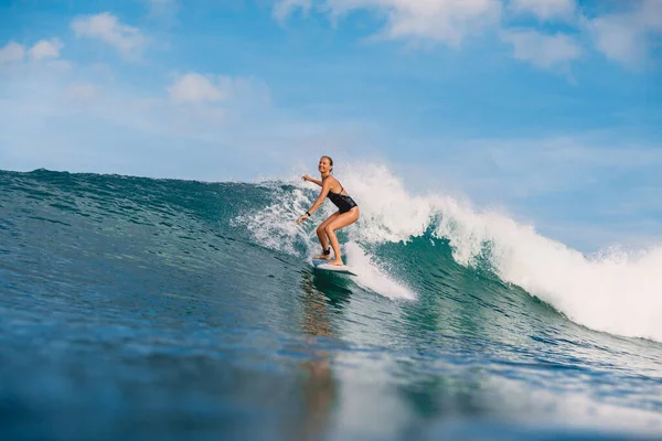 Surfer Vrouw Aan Surfplank Oceaangolf Sportieve Vrouw Zee Tijdens Het — Stockfoto