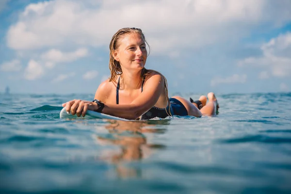 Ελκυστική Surfing Γυναίκα Σανίδα Του Σερφ Surf Κορίτσι Κουπί Για — Φωτογραφία Αρχείου