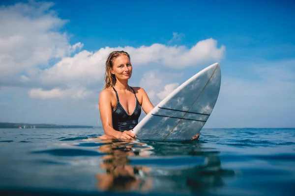 Surfer Woman Look Camera Sitting Surfboard Surfgirl Surfboard Ocean — Stock Photo, Image
