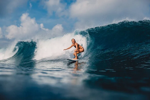Surfer Vrouw Aan Surfplank Vat Golf Sportieve Vrouw Zee Tijdens — Stockfoto