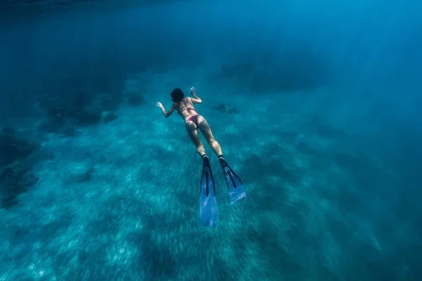 Frau Schwimmt Mit Flossen Unter Wasser Freitauchen Blauen Ozean — Stockfoto