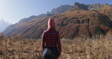 Genç bayan dağlarda eğleniyor. Dağ ve mutlu turist