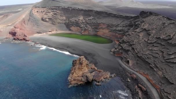 Cráter Volcánico Con Lago Océano Cerca Golfo Lanzarote España Vista — Vídeos de Stock