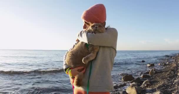 Jeune Femme Sportive Avec Chat Écossais Mignon Sur Côte Mer — Video