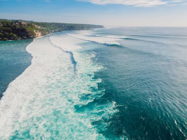 Büyük dalgaların ve okyanus kıyılarının havadan görünüşü. Bali 'deki en büyük okyanus dalgaları