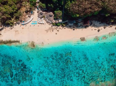 Bali 'de turkuaz deniz suyu bulunan tropikal sahil manzarası, hava manzarası.
