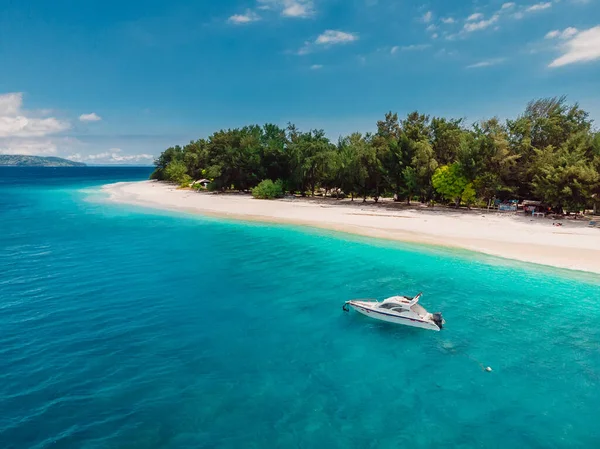 Tropical Island Beach Turquoise Ocean White Boat Aerial View — Stock Photo, Image