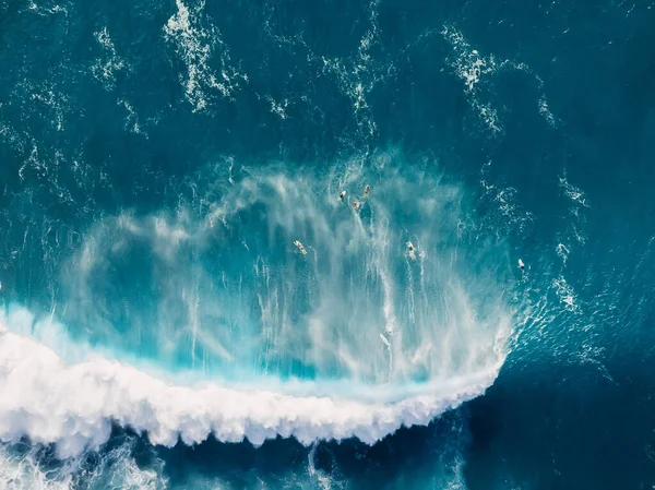 Luftaufnahme Des Blauen Ozeans Mit Großer Welle Und Surfern Blaue — Stockfoto