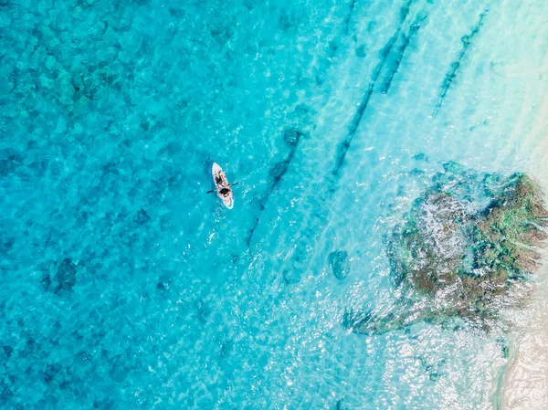 青い透明度の高い海に浮かぶカヤックのカヤック 空中風景 — ストック写真