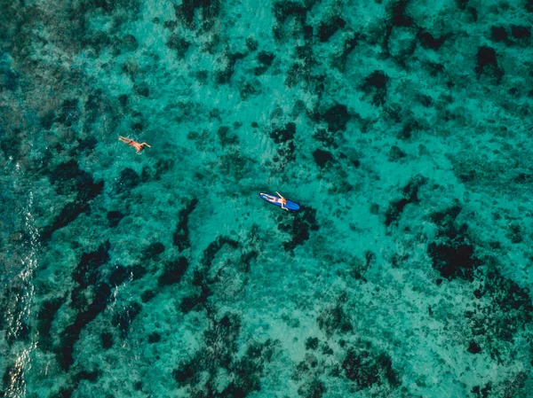 Αεροφωτογραφία Κουπί Σέρφερ Στη Σανίδα Του Σερφ Στον Ωκεανό Άνω — Φωτογραφία Αρχείου