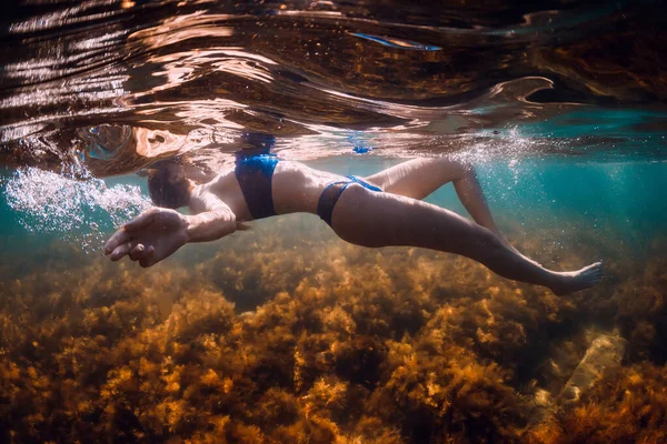 Egy Fiatal Bikiniben Lebeg Kék Tengerben Tengerparti Tevékenységek Nyári Napjai — Stock Fotó