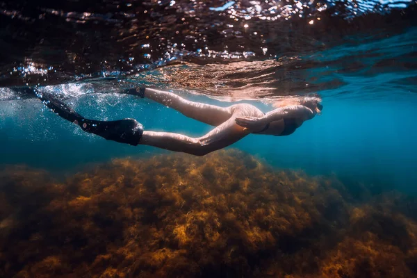Fiatal Uszonnyal Maszkkal Úszik Kék Tengerben Napsugarakkal Búvárkodás Víz Alatt — Stock Fotó