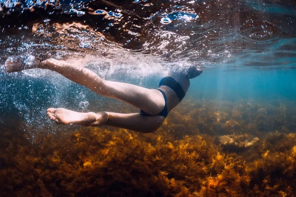 Fiatal Szexi Bikiniben Úszás Merülés Víz Alatt Kék Tengerben Tengerparti — Stock Fotó