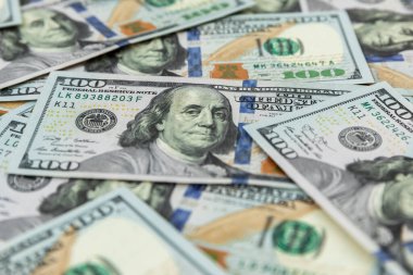 Amerikan doları dokusu. Yüz dolarlık banknotların arka planı.