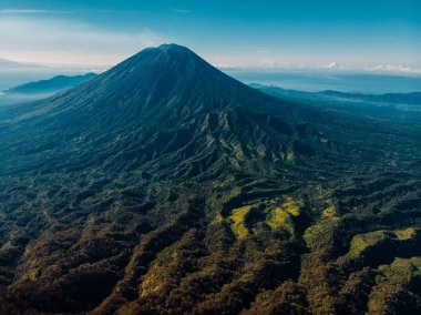 Agung yanardağının Bali, Endonezya 'daki ormanlı havadan görünüşü