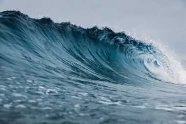 Mükemmel okyanus dalgaları mavi su bulutlu gökyüzü.