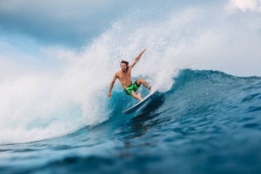 21 Ocak 2021. Bali, Endonezya. Okyanus dalgasında sörf tahtasında sörf yapan beyaz bir sörfçü.. 