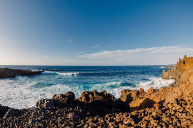 Lanzarote, Kanarya Adaları 'nda kayalar ve okyanus dalgaları olan sahil..