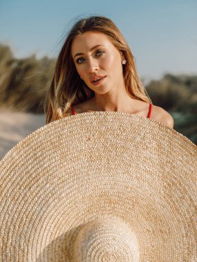 Büyük bir pipetle bikinili genç bir kadının portresi. Cazibeli Kafkas Kadın