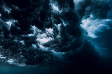 Köpüklü, köpüklü ve güneş ışığıyla su altında sallan. Suyun altında saydam okyanus