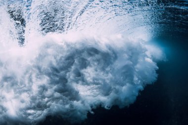 Köpüklü, köpüklü ve güneş ışığıyla su altında sallan. Suyun altında saydam okyanus