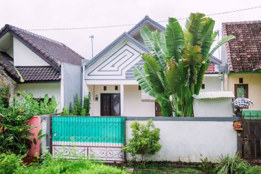 28 Aralık 2020. Bali, Endonezya. Bukit yarımadasındaki Bali köyünde ev ve sokak.