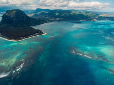 Mauritius 'ta Le Morne Dağı, okyanus ve sualtı şelalesi olan tropikal bir ada. Hava görünümü
