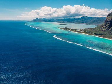 Mauritius 'taki Le Morne Dağı ve Lagoon. Hava görünümü