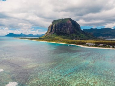 Le Morne Dağı 'nın manzarası, Mauritius' un gölü ve plajı. Hava görünümü
