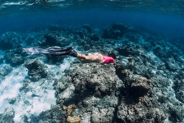 Mujer Bucear Bajo Agua Con Tortuga Océano Tropical Buceo Con — Foto de Stock