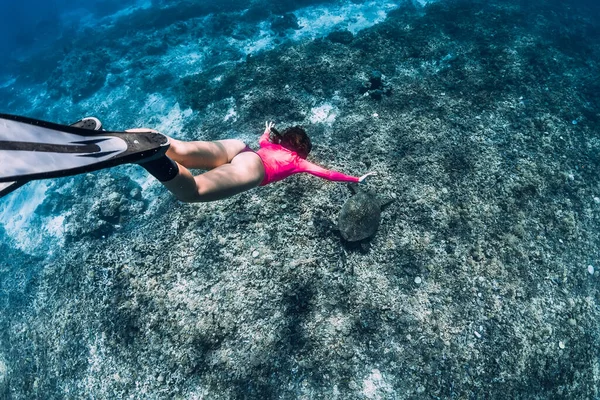 Женщина Ныряет Воду Черепахой Тропическом Океане Сноркелинг Зеленой Морской Черепахой — стоковое фото