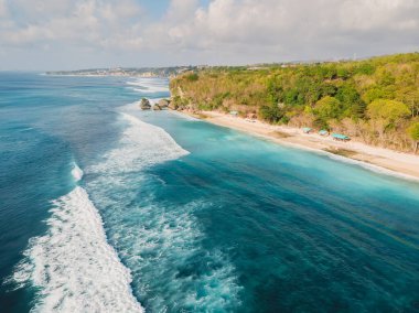 Okyanustaki dalgaların ve Bali 'deki Thomas plajının havadan görüntüsü.
