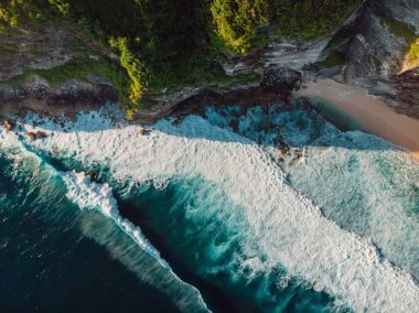Bali adasında dalgaları olan inanılmaz bir uçurum, sahil ve okyanus. Hava görünümü