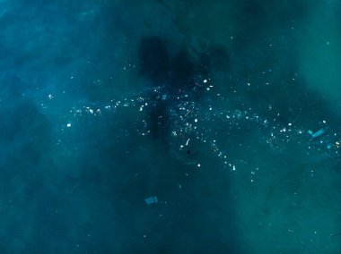 Okyanus suyu ve plastik çöp, hava manzarası. Çöplerle dolu cennet manzarası