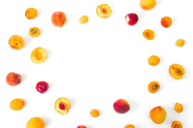 Beyaz arka planda kayısılı olgun şeftaliler. Meyveli yemek çerçevesi. Üst Manzara. Düz yatıyordu