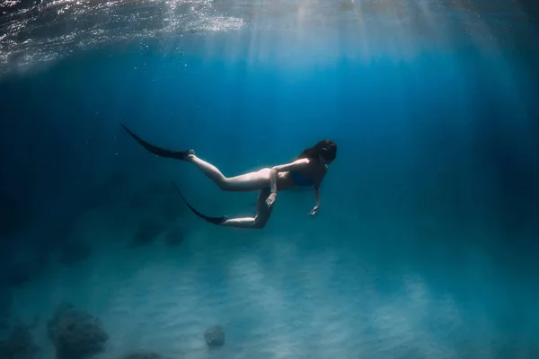 Mujer Buzo Libre Con Aletas Desliza Bajo Agua Sobre Arena — Foto de Stock