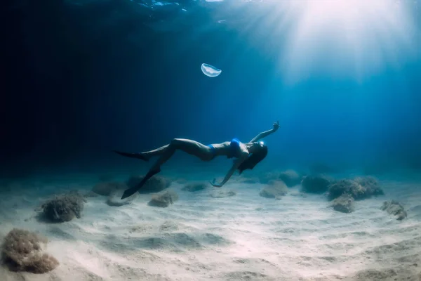 Vrije Duiker Poserend Met Kwallen Onder Water Zandbodem Tropische Oceaan — Stockfoto