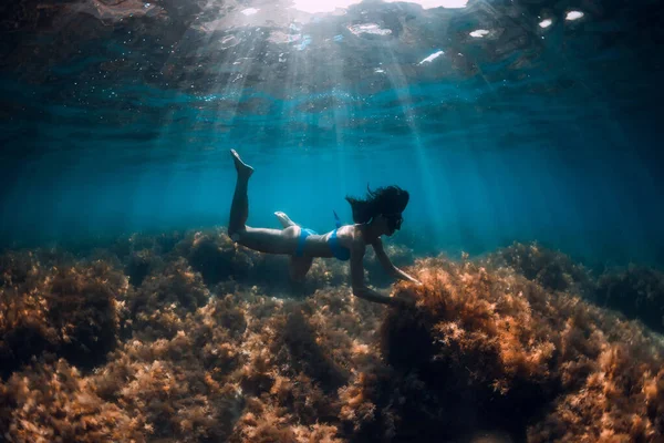 Freitaucherin Posiert Unter Wasser Transparentem Ozean Mit Sonnenstrahlen — Stockfoto