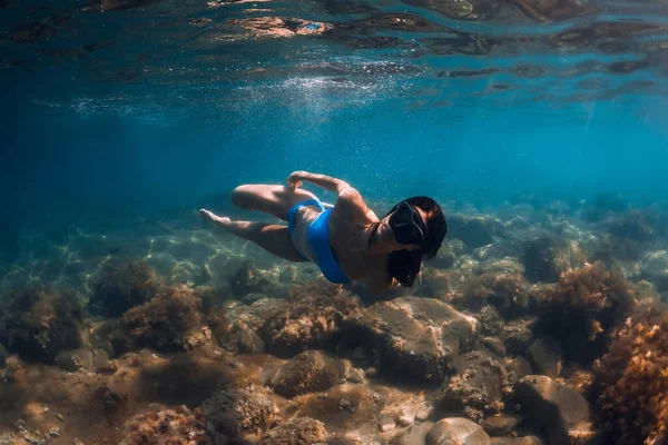 Mulher Mergulhadora Livre Posando Debaixo Água Oceano Transparente — Fotografia de Stock