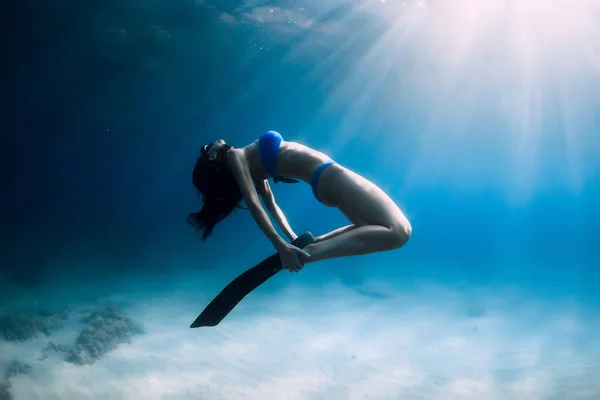 Buceador Libre Con Aletas Posando Bajo Agua Sobre Fondo Arenoso — Foto de Stock