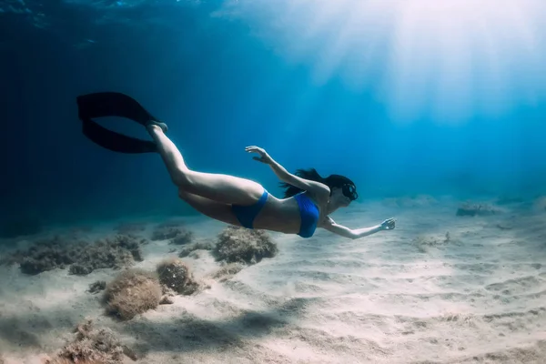 Yüzgeçli Serbest Dalgıç Kadın Tropikal Okyanusta Kumun Üzerinde Süzülüyor — Stok fotoğraf