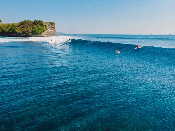 理想的なバレル波でサーフィンと空中ビュー 海の青完璧な波とサーファー — ストック写真