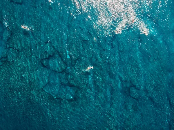 Letecký Pohled Surfaře Tropickém Modrém Oceánu Vlnami Ostrově Bali Horní — Stock fotografie