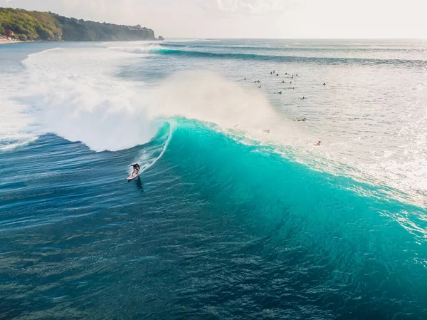Deal Fıçı Dalgasında Sörf Yapan Hava Manzarası Mavi Mükemmel Dalgalar — Stok fotoğraf