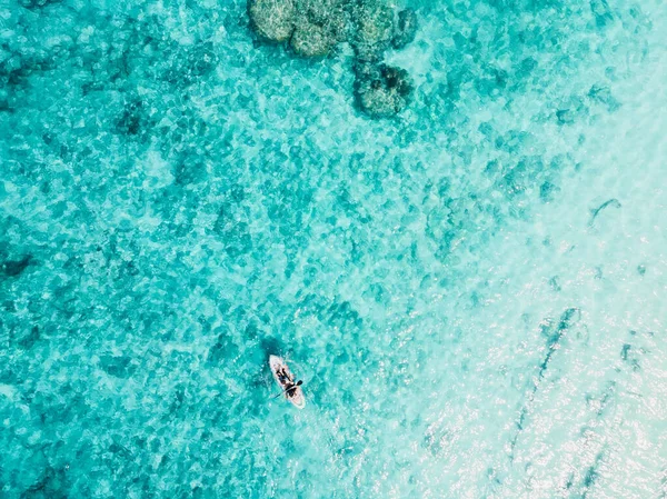 Τουρίστες Διακοπές Και Ταξιδεύουν Καγιάκ Διαφανή Ωκεανό Αεροφωτογραφία — Φωτογραφία Αρχείου